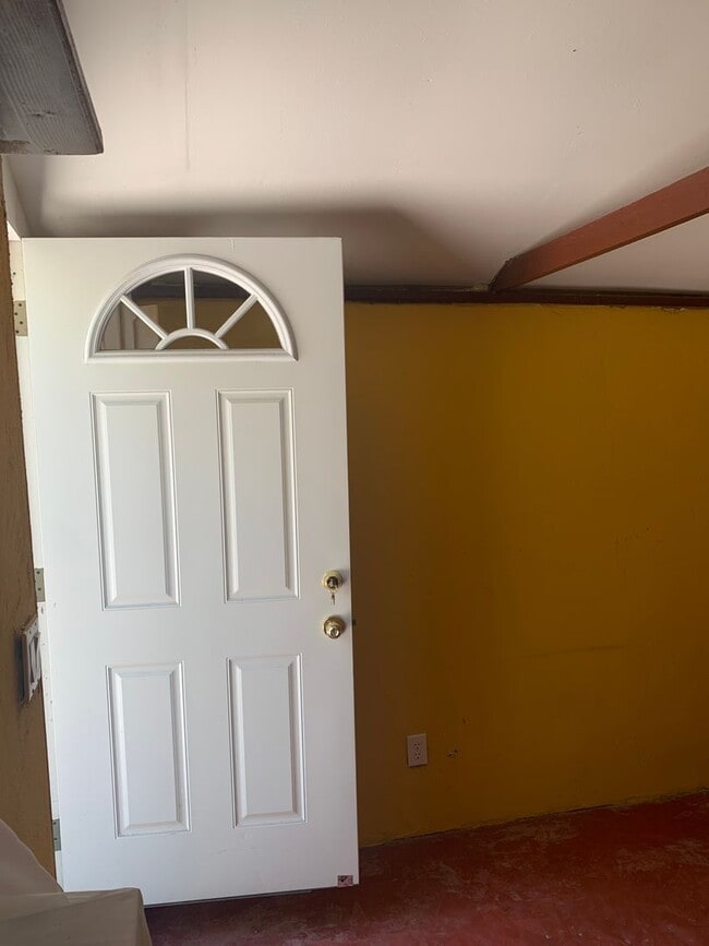 Building Photo - ***Cozy 2 bedroom 1 bath with GATED parkin...