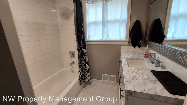 Building Photo - 3 br, 2 bath House - 1900 72nd Street NE