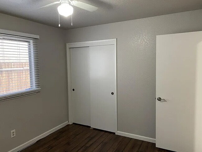 Building Photo - 3 BEDROOM 2 BATH SINGLE FAMILY   NEW PRICE!  AMENITIES: - NEW PAINT - DISHWASHER - LAUNDRY HOOKUP...