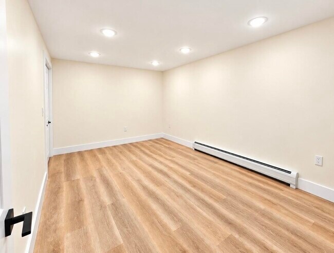 Building Photo - 156 Nelson Ave