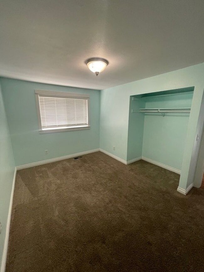 Building Photo - Beautifully Maintained 3 Bedroom 2 Bath Home with Garage and Fenced Yard! Pets Welcome!