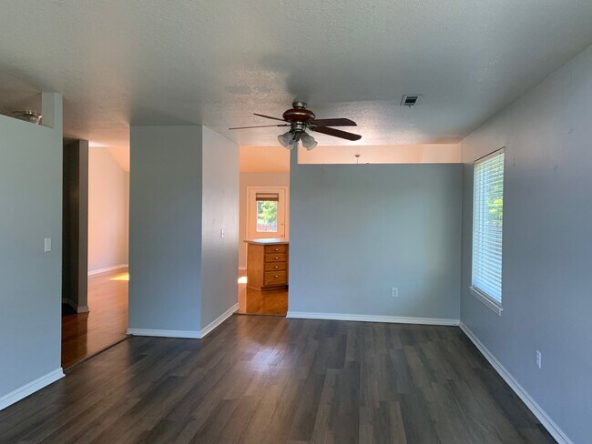 Building Photo - 2010 S Elm St