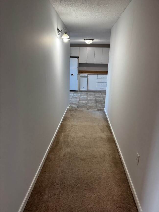 Building Photo - Bright & Spacious Condo in North Medford