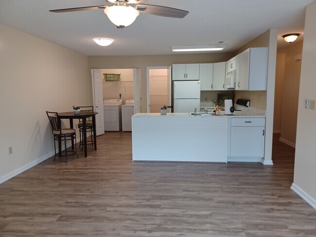 Building Photo - 582 Moull St