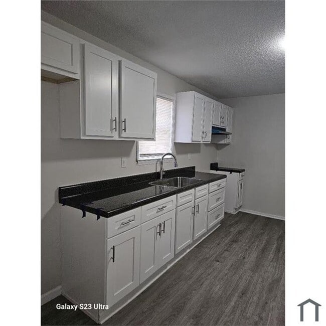 Building Photo - 4 Bedroom