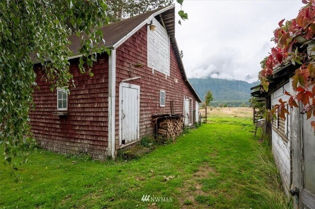 Building Photo - 3 Bedroom 1800 sq ft Cute Farm House with Acreage for Animals/Livestock