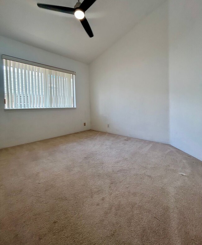 Building Photo - Beautiful & Spacious 5-Bedroom, 4-Bath Sin...