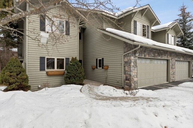 Building Photo - 3 bedroom, 2.5 bath townhome, close to Whitefish Lake State Park and the Golf Course