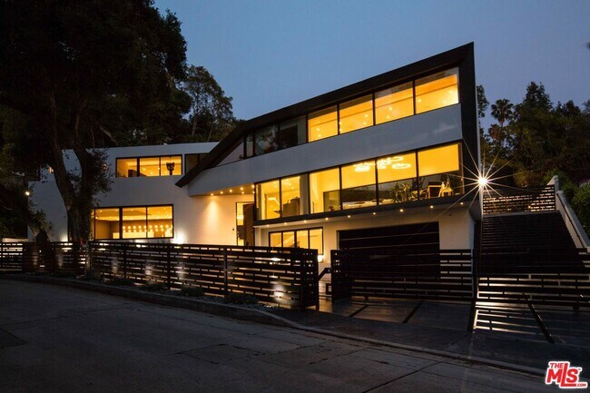 Building Photo - 2210 Bowmont Dr