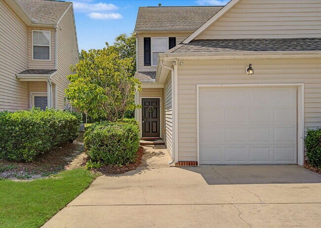 Building Photo - Townhome in Desirable Hedingham Community