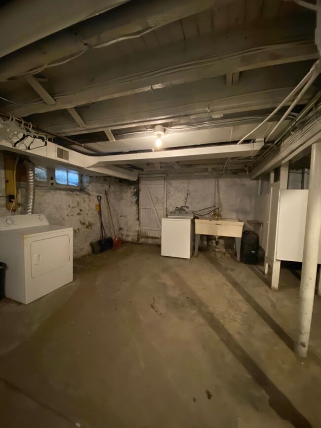 Building Photo - Now showing, Updated 3BR 2 Full Bath house...