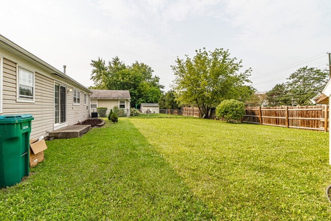 Building Photo - 1075 Aspen Dr
