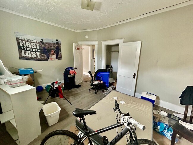 Building Photo - 5 Bedrooms for 2026-27 School Year