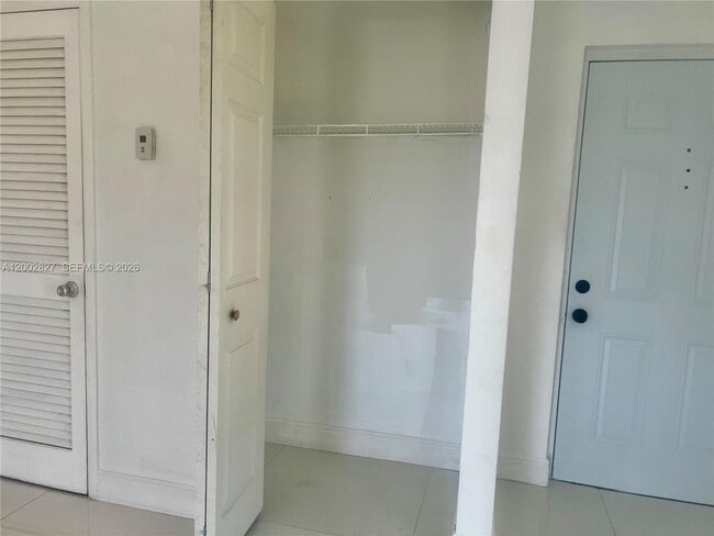 Building Photo - 405 S Pine Island Rd