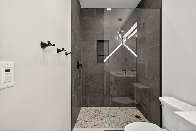 Building Photo - K551LI