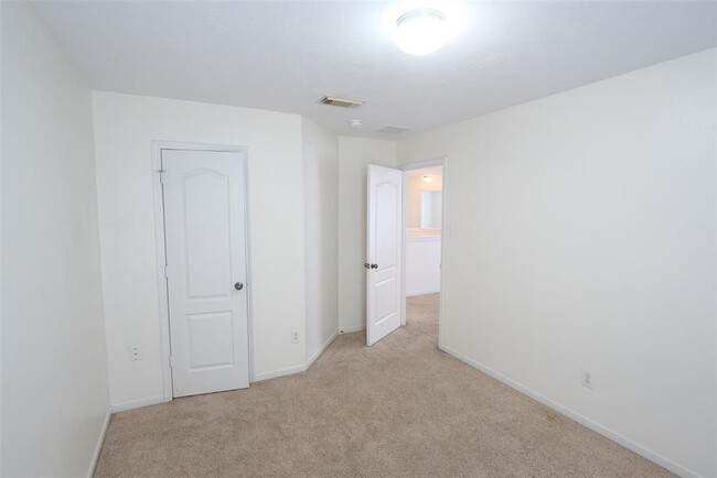 Building Photo - 3030 Sunchase Ct