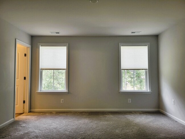 Building Photo - Immaculate 3 bedroom townhouse centrally located in Bon Air