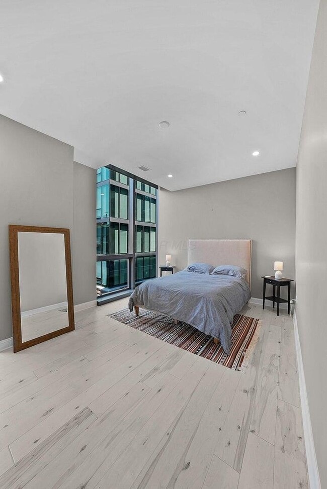 Building Photo - 250 W Spring St