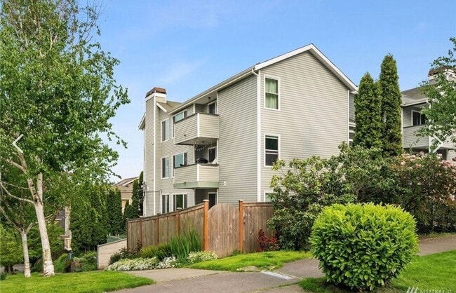 Building Photo - Updated, light flooded corner 1 bedroom 1 bath condo in Madison Valley