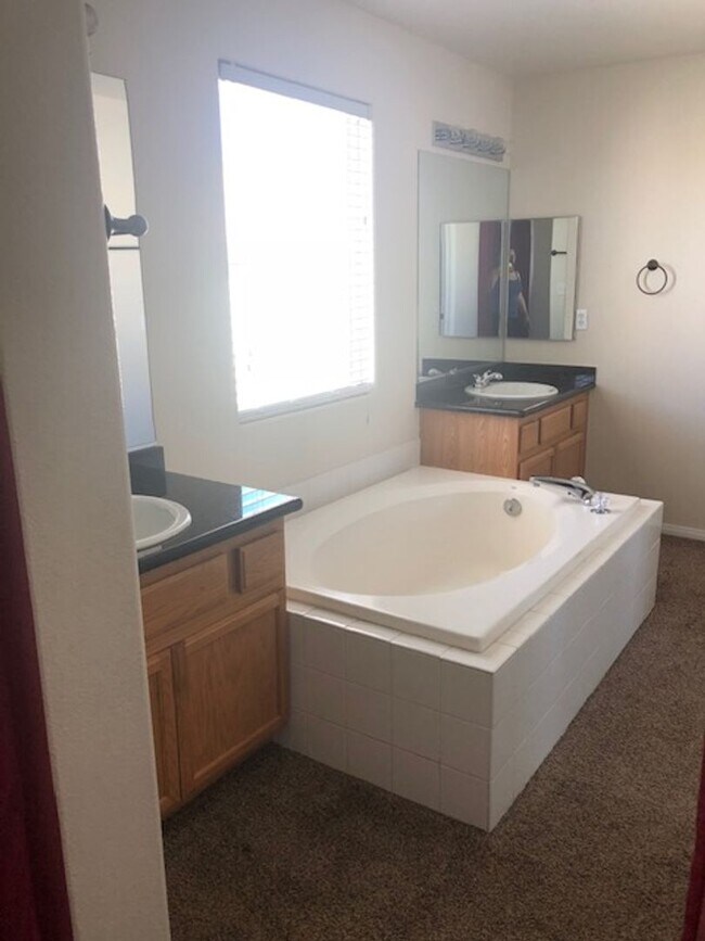 Building Photo - Expansive 3 Bedroom Treat with 2+ Bonus Ro...
