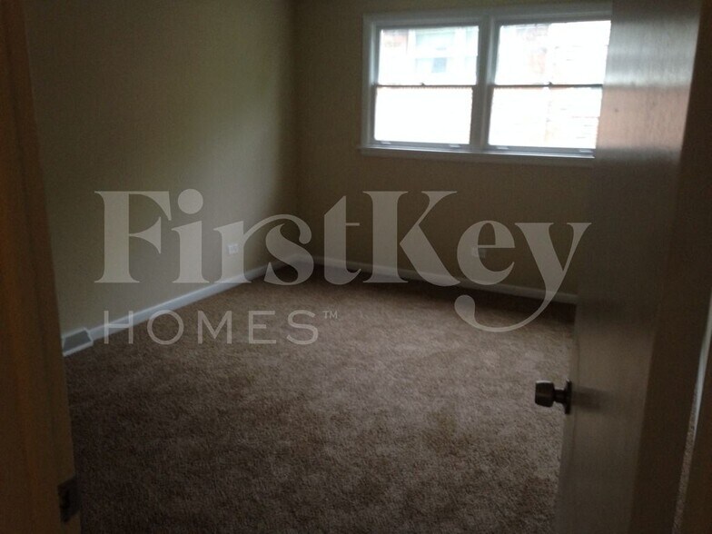 Building Photo - 817 Rose Ln