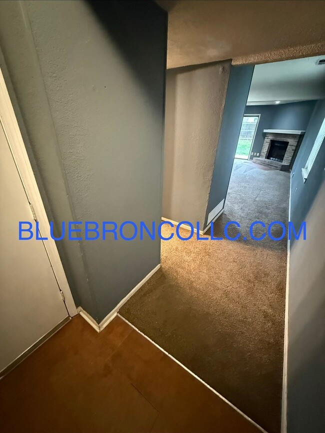 Building Photo - Spacious 3 bedroom townhome with attached 1 car garage