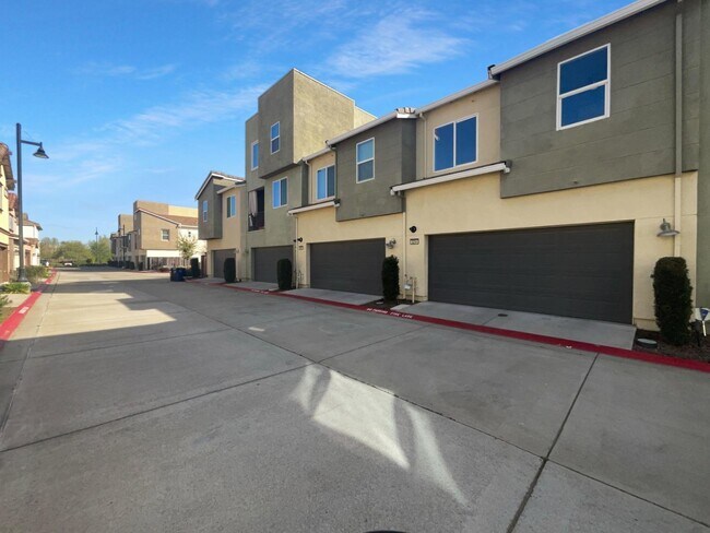 Building Photo - 3234 Bridgeway Dr
