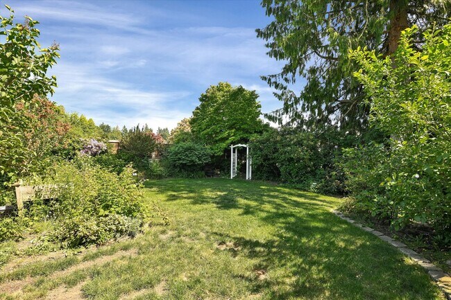 Building Photo - 7/1 Kent East Hill 4 bedroom rambler with ...