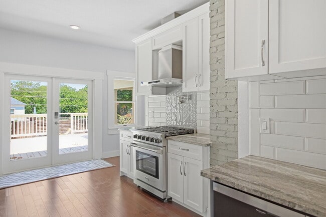 Building Photo - Updated 3 Bedroom Home with Modern Finishes Near Everything Downtown!