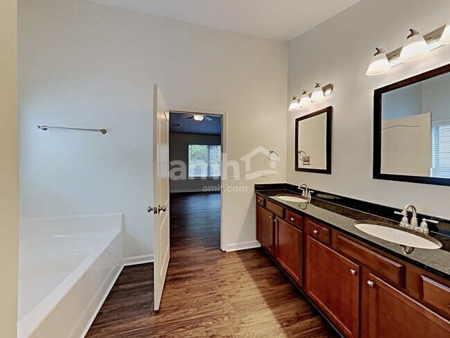 Building Photo - 3562 Huddlestone Ln NE