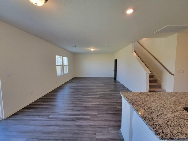 Building Photo - 421 Wren Ln