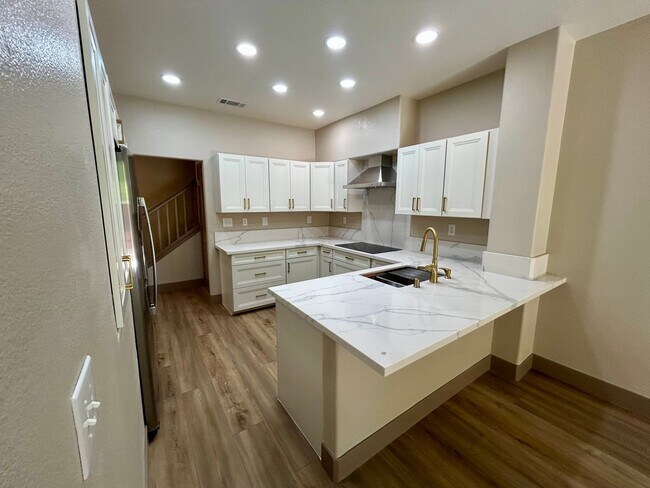 Building Photo - Remodeled and Comfortable Townhome