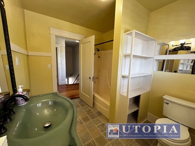Building Photo - Charming 3 bedroom, 2 bathroom home in the...