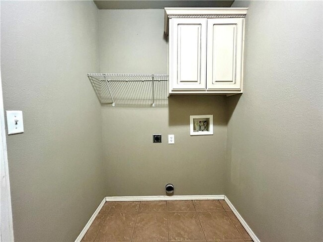 Building Photo - Craftsman style 3 bedroom 2 bath Home - Avail NOW!