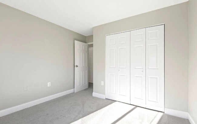 Building Photo - Renovated Herndon Condo