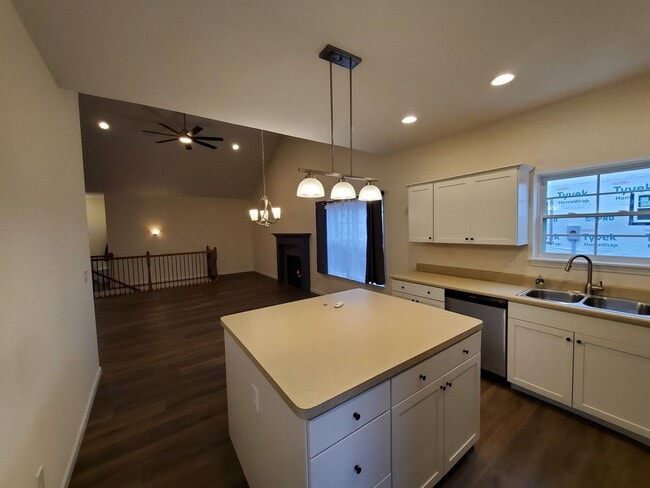 Building Photo - Charming 3-bedroom/2-bathroom duplex home in Washington, IL