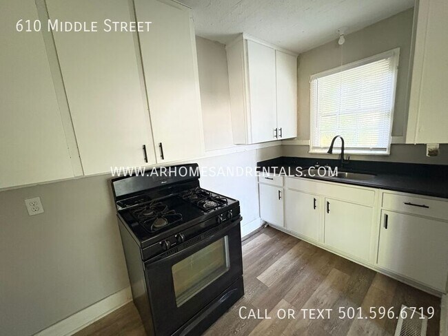 Building Photo - 610 Middle St