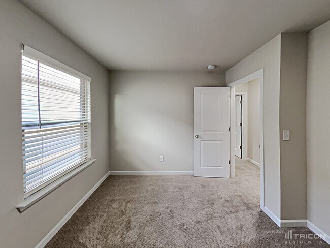 Building Photo - 130 Spring Knoll Dr