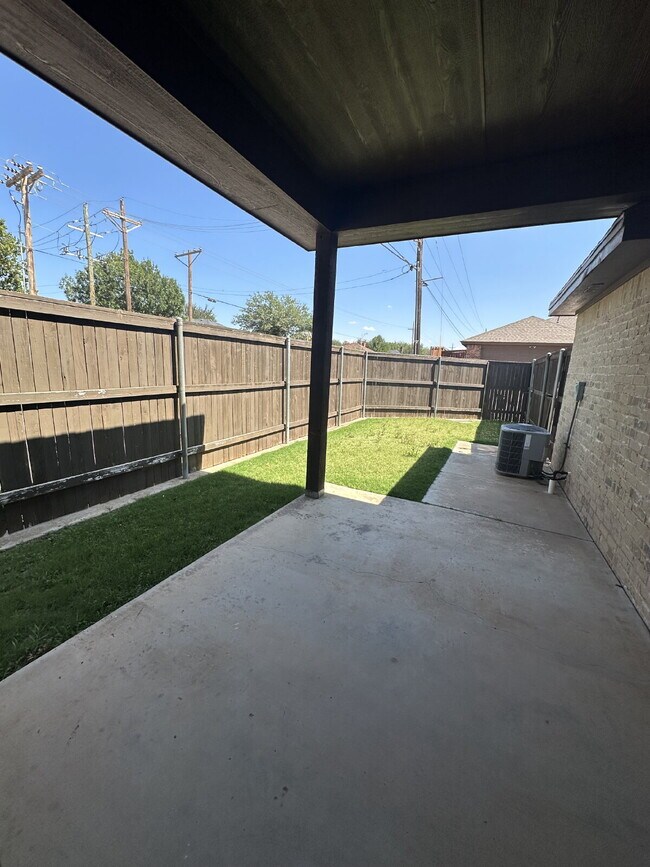 Building Photo - Beautifully Maintained Duplex - Lease Only