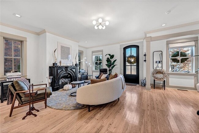 Building Photo - 242 SW D St