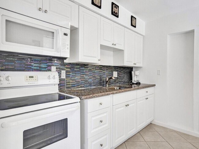 Building Photo - 4422 Sea Grape Dr