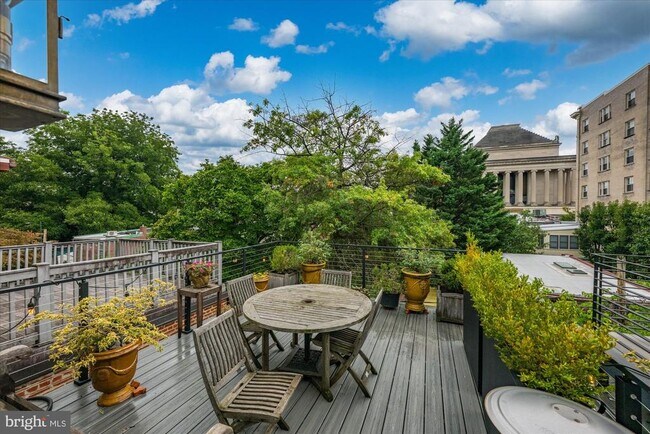 Building Photo - 1524 Swann St NW