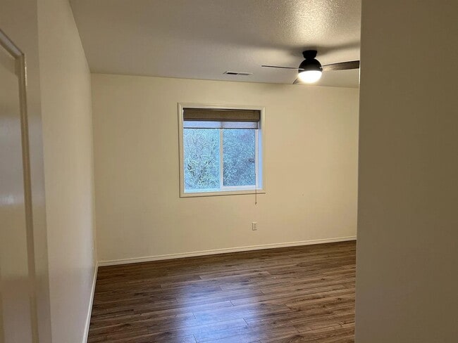 Building Photo - Enormous Tri-Level Townhome 2/2 w/Bonus Room Available Feb. 6th