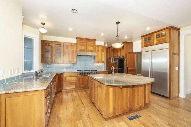 Building Photo - Lovingly Maintained 5 Bed, 3.5 Bath Execut...