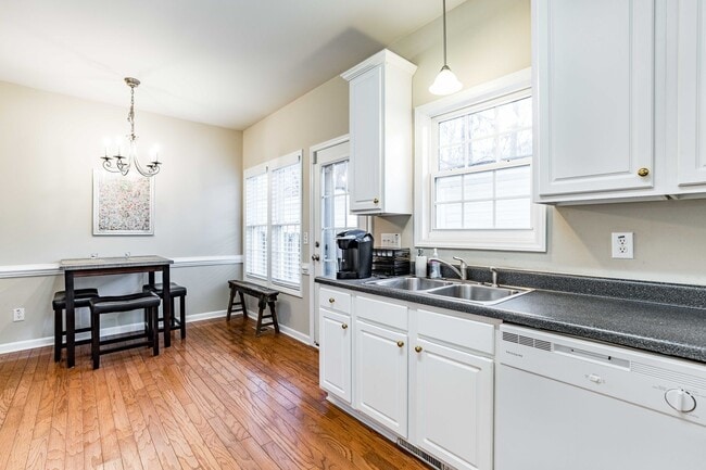 Building Photo - 2 Bedroom + Loft Townhome in Prime Raleigh...