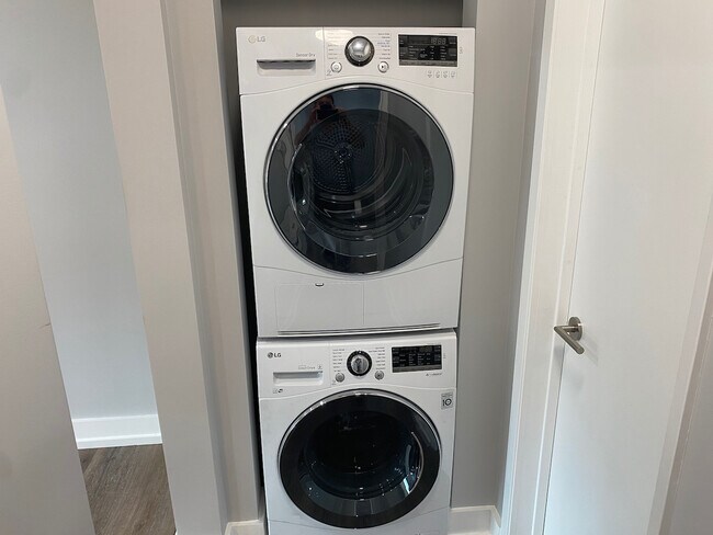 Building Photo - 14954 Moorpark St