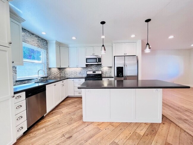 Building Photo - Charming and Move-in Ready 3BD/2BA, Single...