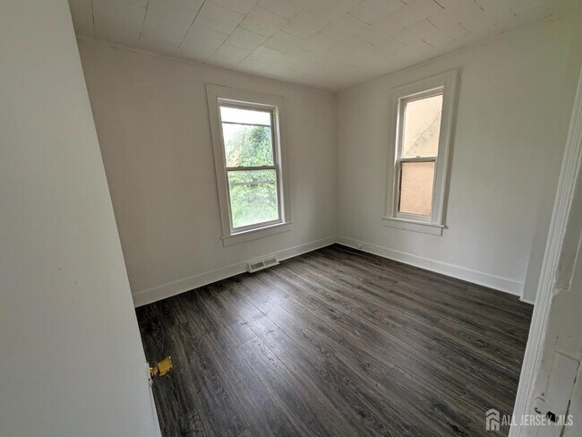Building Photo - 121 Kossuth St