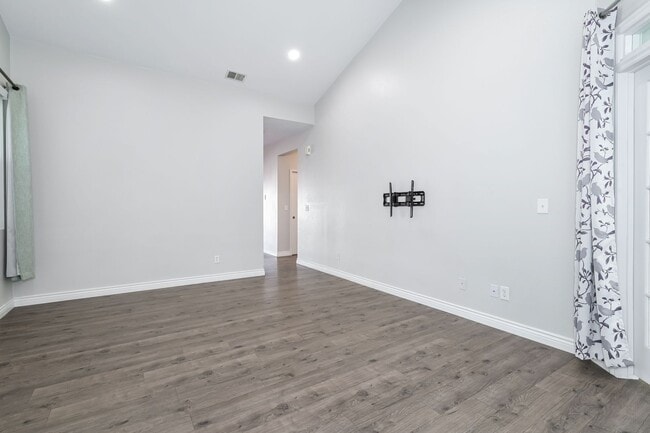 Building Photo - Bright & Airy 3 Bed/2 Bath with Attached Garage