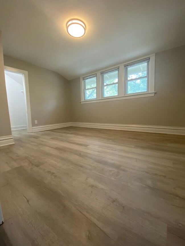 Building Photo - Fully Renovated 3 bed 2 bath home - Ask ab...